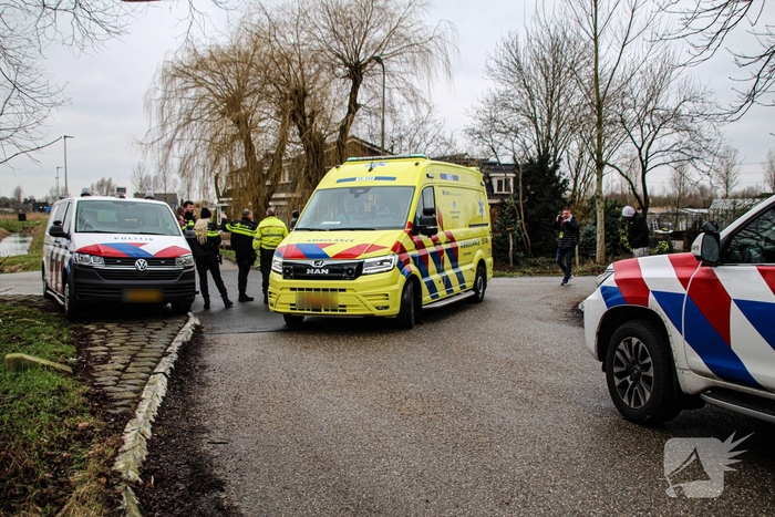 Voertuig te water na aanrijding met bestelbusje