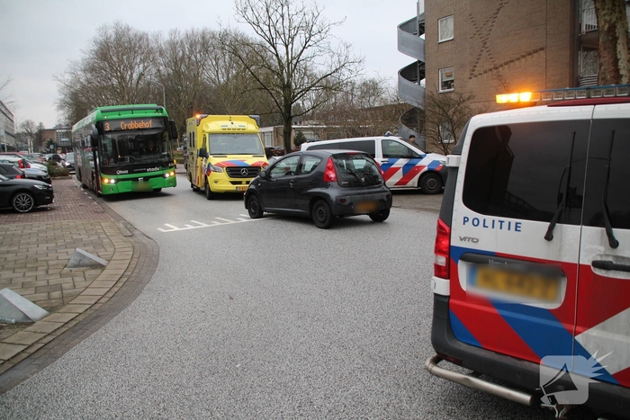Aanrijding tussen auto en voetganger met gewonde