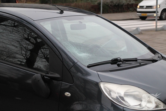 Aanrijding tussen auto en voetganger met gewonde