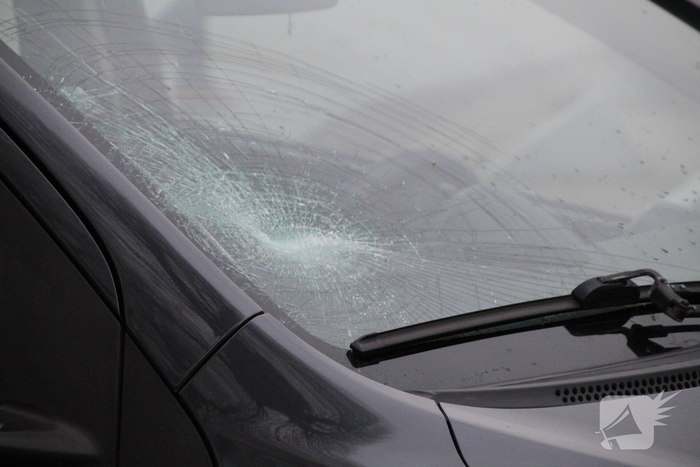 Aanrijding tussen auto en voetganger met gewonde