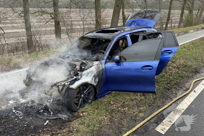Autobrand leidt tot afsluiting van weg