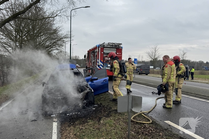 Autobrand leidt tot afsluiting van weg