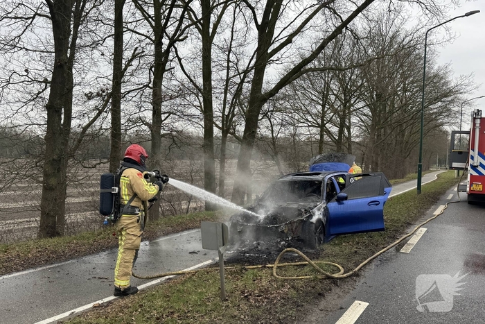 Autobrand leidt tot afsluiting van weg