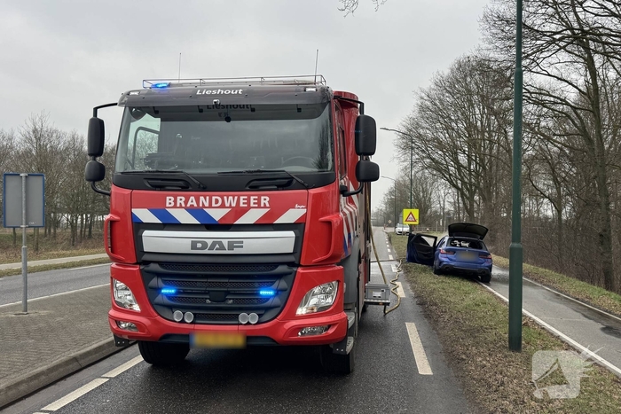 Autobrand leidt tot afsluiting van weg