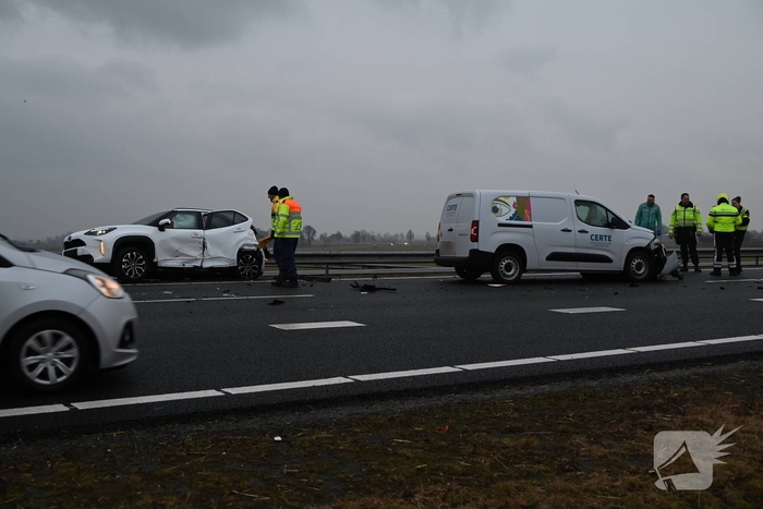 Botsing tussen voertuigen leidt tot ziekenhuisopname