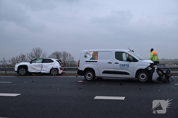 Botsing tussen voertuigen leidt tot ziekenhuisopname