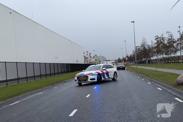 Persoon komt onder vrachtwagen en overlijd