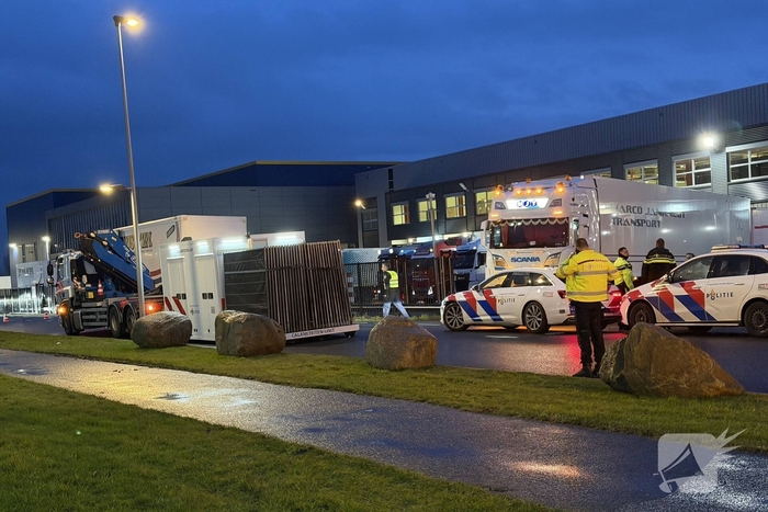 Persoon komt onder vrachtwagen en overlijd