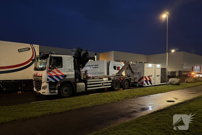 Persoon komt onder vrachtwagen en overlijd