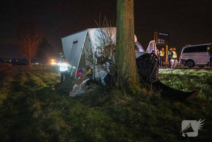 Bestelbus botst tegen boom
