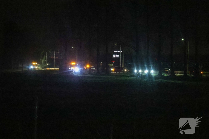 Bestelbus botst tegen boom