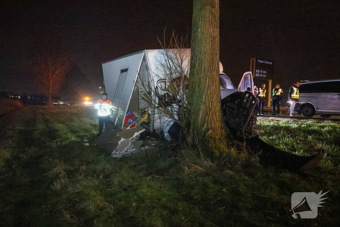 Bestelbus botst tegen boom