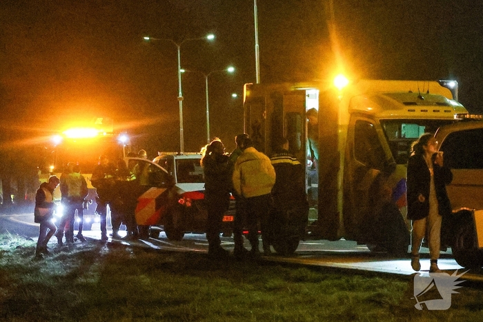 Bestelbus botst tegen boom