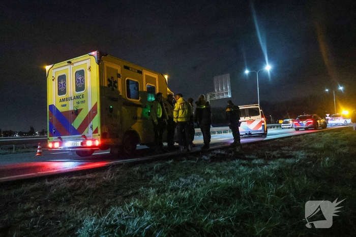 Bestelbus botst tegen boom