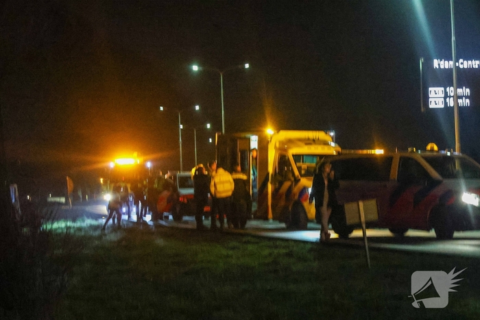 Bestelbus botst tegen boom