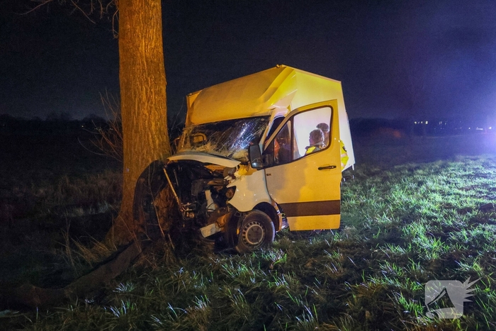 Bestelbus botst tegen boom
