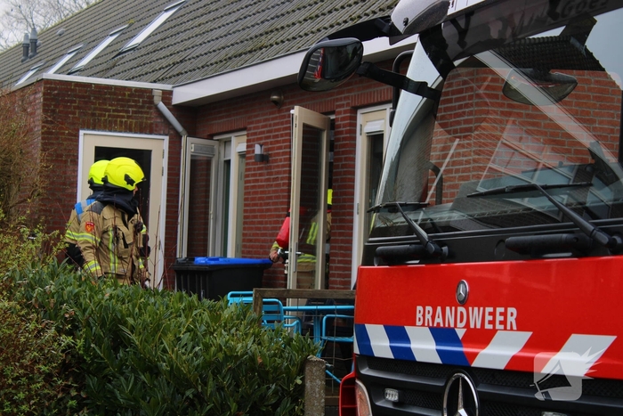 Politie onderneemt bluspoging bij woningbrand