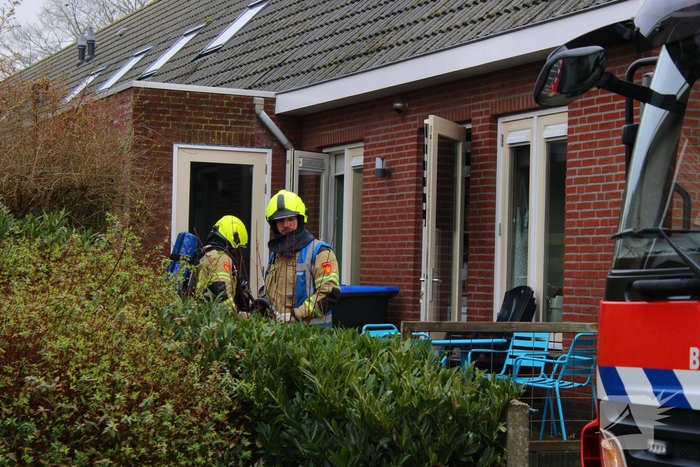 Politie onderneemt bluspoging bij woningbrand