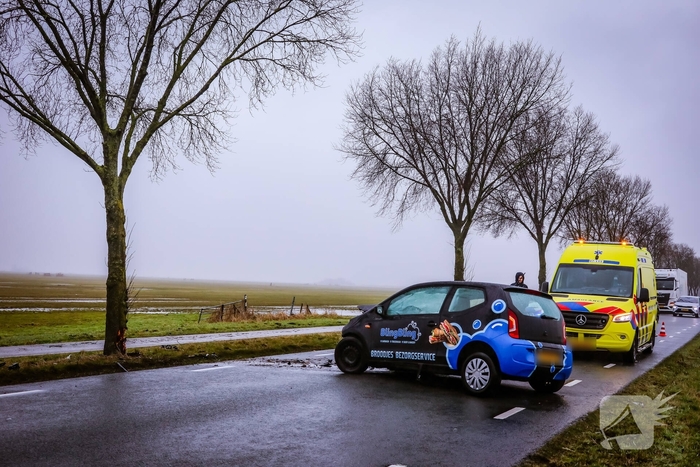 Automobilist botst tegen boom na ongeval