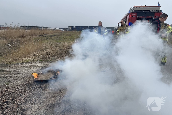 Brandende planken in berm snel geblust