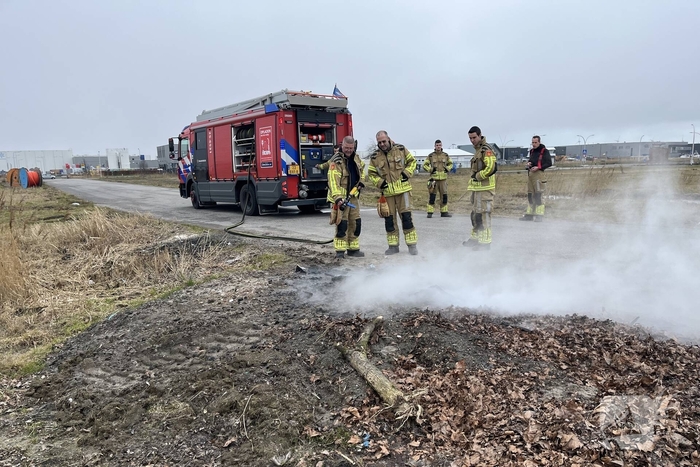 Brandende planken in berm snel geblust