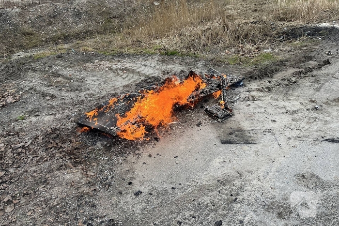 Brandende planken in berm snel geblust