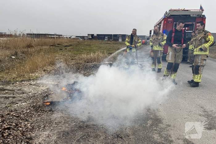 Brandende planken in berm snel geblust