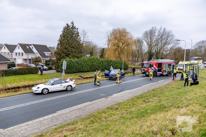 Aanrijding tussen twee auto's leidt tot gewonden