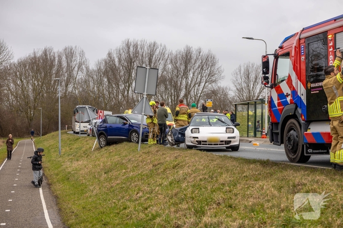 Aanrijding tussen twee auto's leidt tot gewonden
