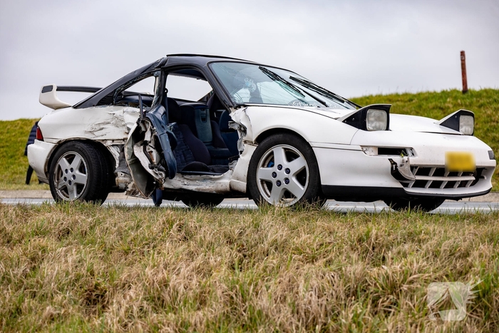 Aanrijding tussen twee auto's leidt tot gewonden
