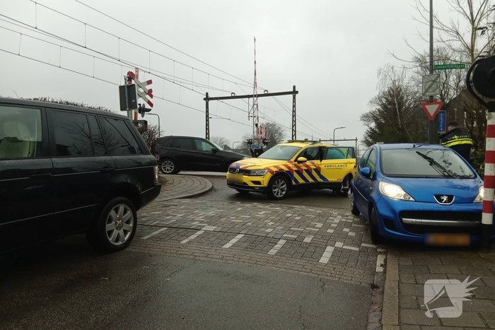 Automobilist verliest macht over het stuur en ramt een paal