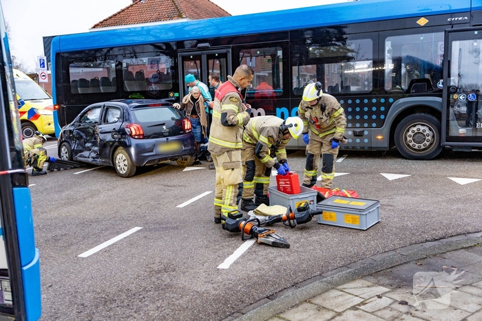 Aanrijding met stadsbus leidt tot gewonden