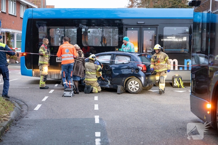 Aanrijding met stadsbus leidt tot gewonden