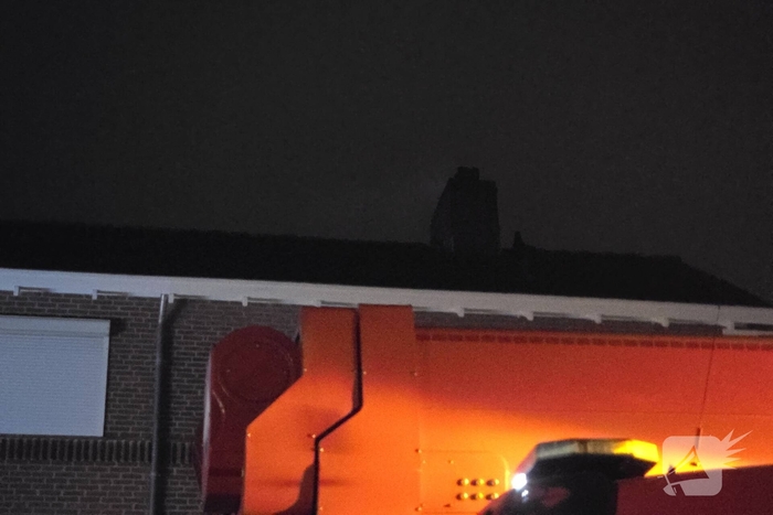 Brandweer veegt schoorsteen wegens brand