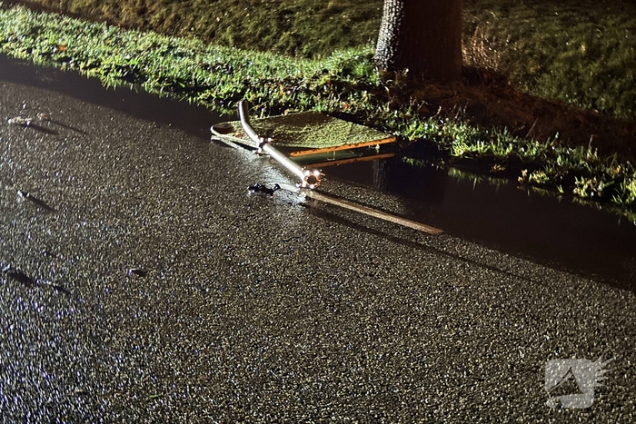 Ravage nadat auto tegen boom crasht