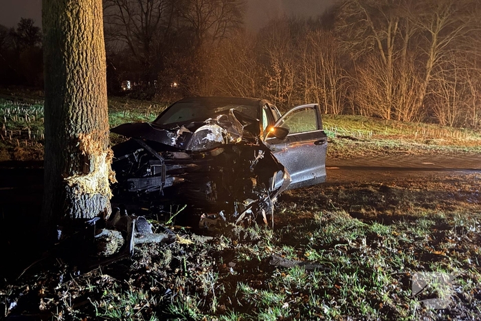 Ravage nadat auto tegen boom crasht