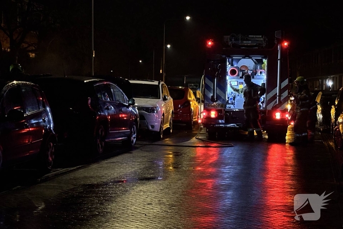 Brandweer dooft brand in auto