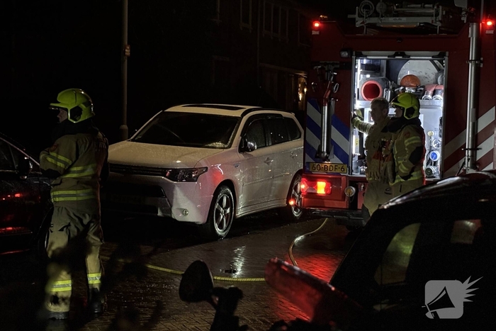 Brandweer dooft brand in auto
