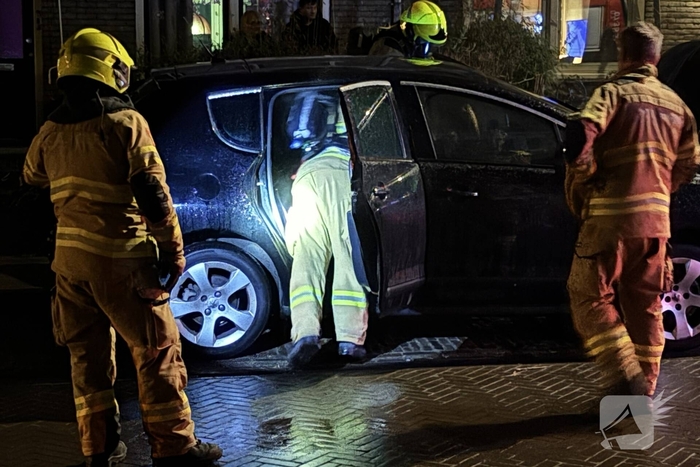 Brandweer dooft brand in auto