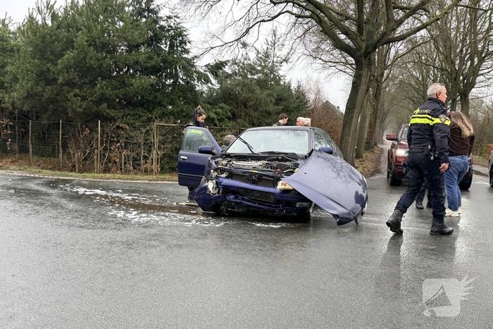 Ongeval tussen twee voertuigen leidt tot schade