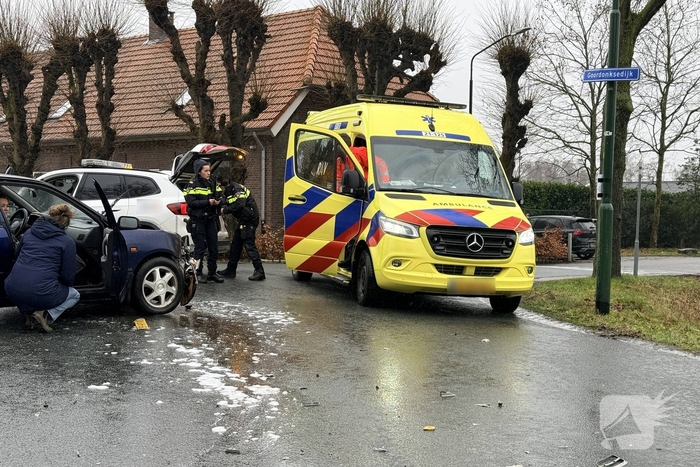 Ongeval tussen twee voertuigen leidt tot schade