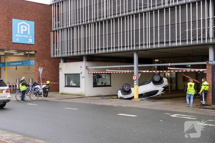 Auto belandt op kop bij ongeval