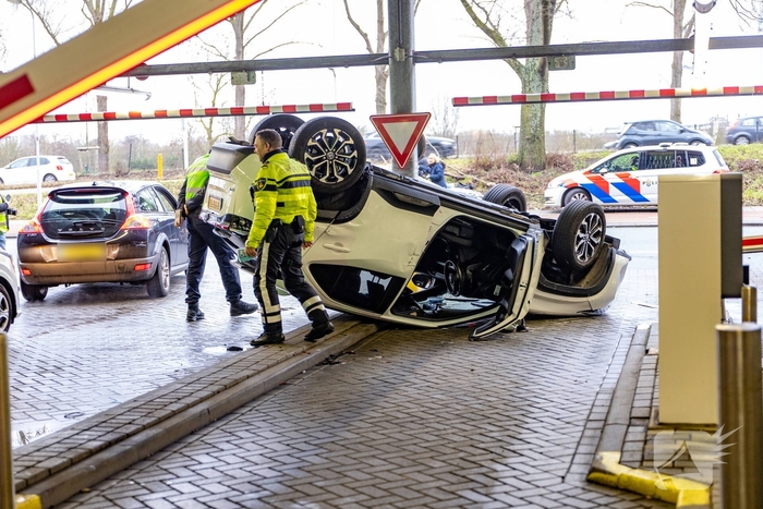 Auto belandt op kop bij ongeval