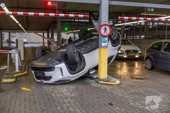 Auto belandt op kop bij ongeval