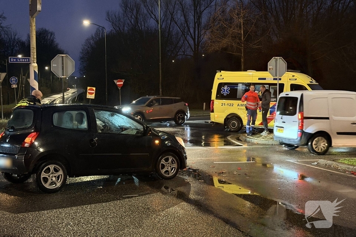 Aanrijding tussen auto en stadsbus met gewonde