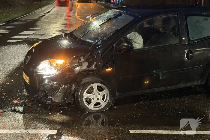 Aanrijding tussen auto en stadsbus met gewonde