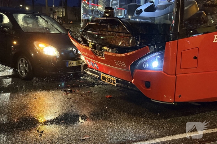 Aanrijding tussen auto en stadsbus met gewonde
