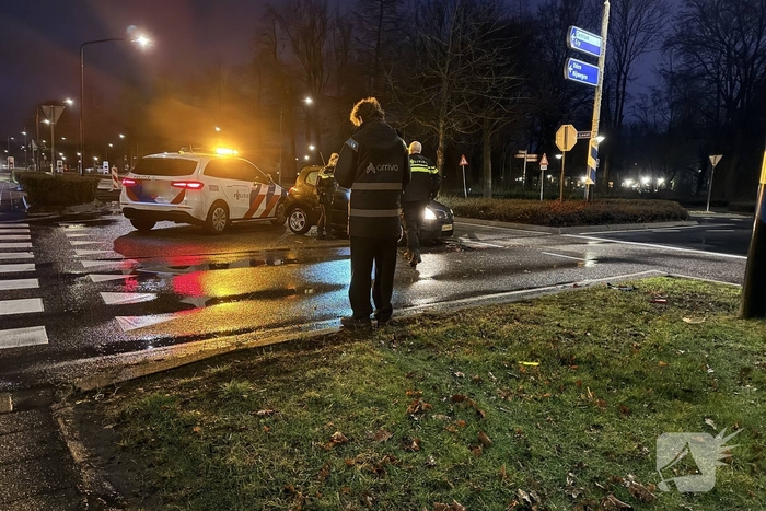 Aanrijding tussen auto en stadsbus met gewonde