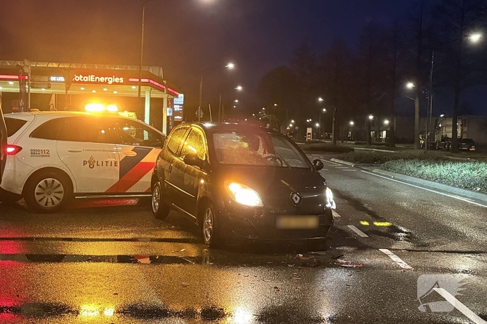 Aanrijding tussen auto en stadsbus met gewonde