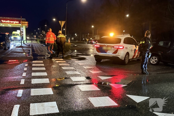 Aanrijding tussen auto en stadsbus met gewonde